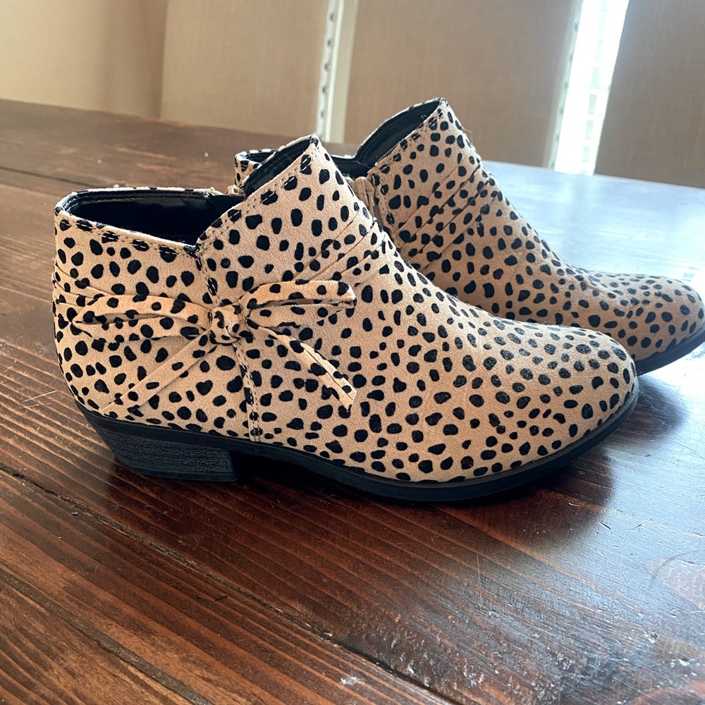 Girls size 3.5 cheetah booties worn once super cute.